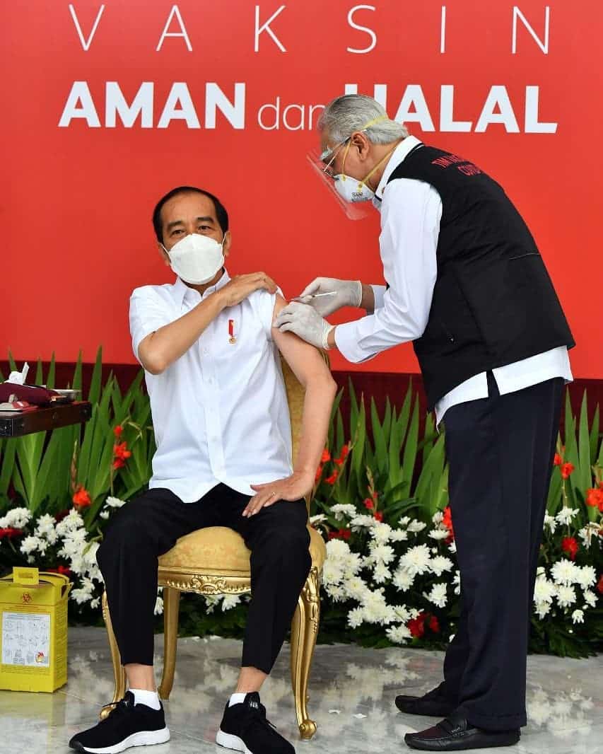 Akhirnya, Pemberian Vaksin Covid-19 di Indonesia Mulai Dilakukan
Jokowi-Raffi Ahmad